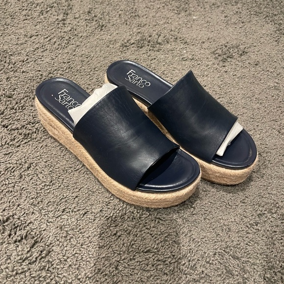 Woman’s shoes - Picture 1 of 2